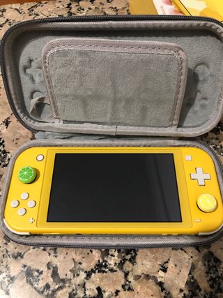 Nintendo Switch Lite Giallo + Custodia