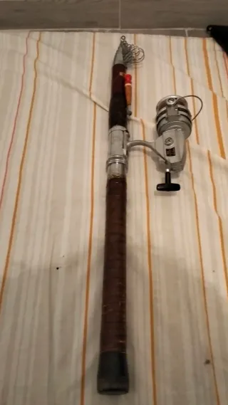 Caña (8) de pescar antigua con carrete