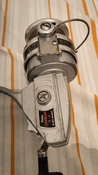 Caña (8) de pescar antigua con carrete