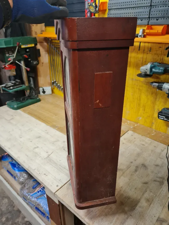 Orologio a pendolo in legno e vetro