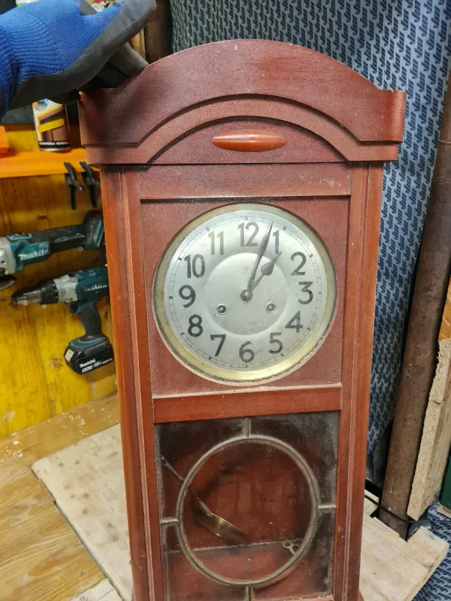 Orologio a pendolo in legno e vetro