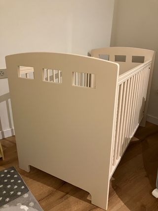 Cuna de madera regulable en altura