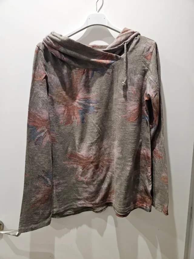 Camiseta gris con cuello maxi y flores Talla L