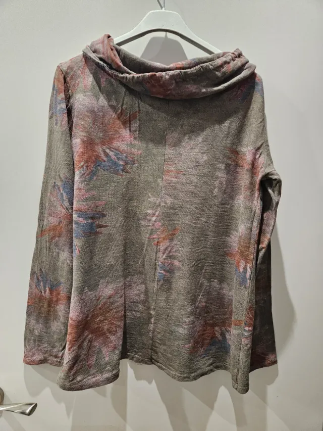 Camiseta gris con cuello maxi y flores Talla L