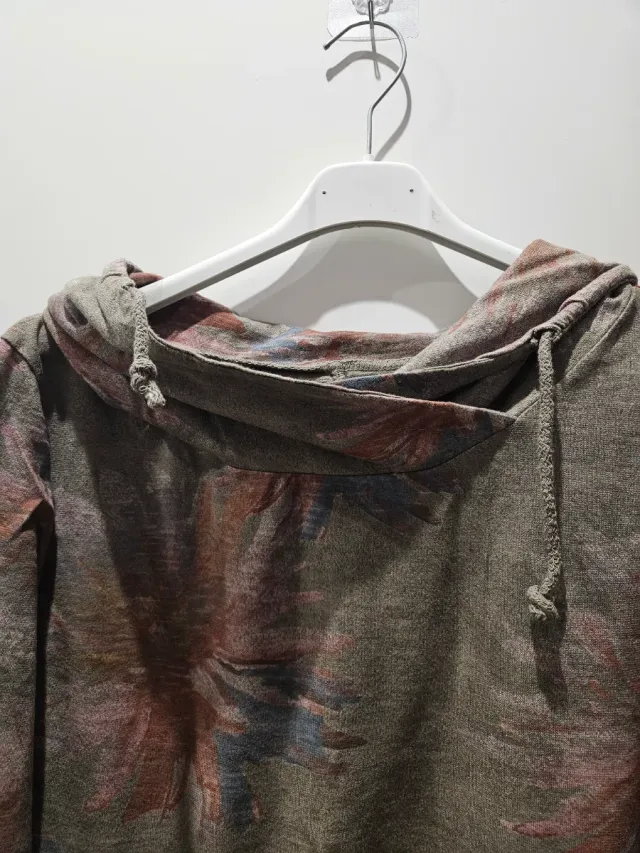 Camiseta gris con cuello maxi y flores Talla L