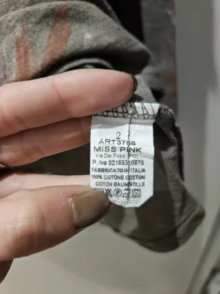 Camiseta gris con cuello maxi y flores Talla L