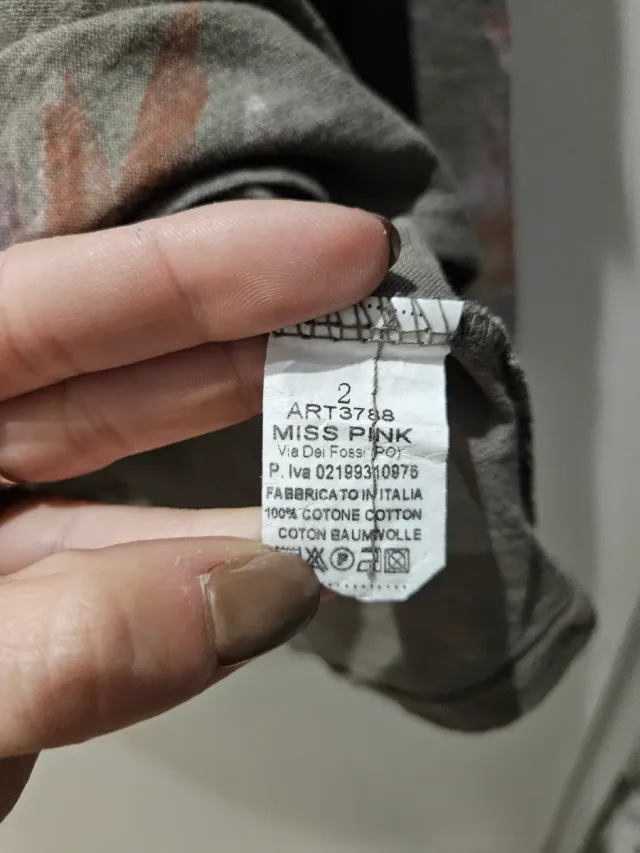 Camiseta gris con cuello maxi y flores Talla L