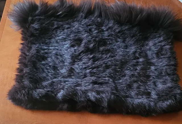 Cuello de pelo marrón con etiqueta