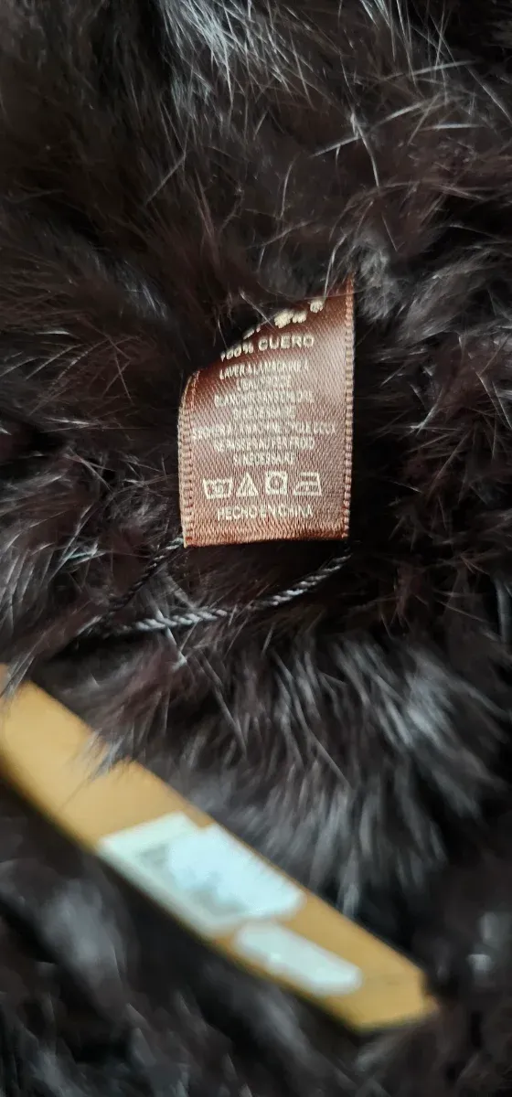 Cuello de pelo marrón con etiqueta