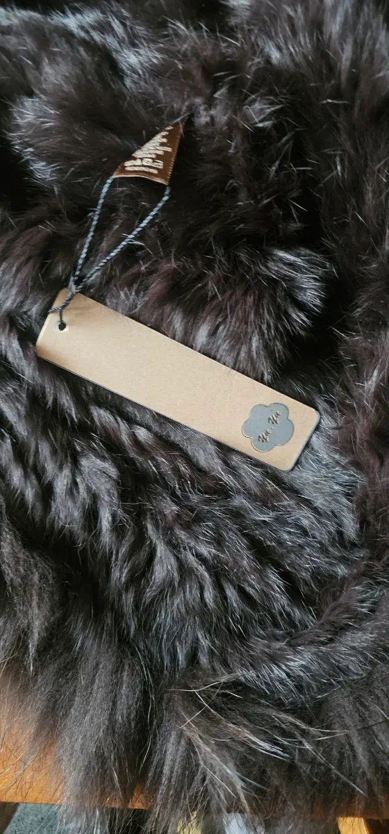 Cuello de pelo marrón con etiqueta