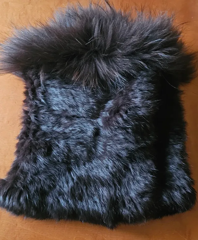 Cuello de pelo marrón con etiqueta