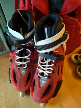 Mochila con patines en línea y ruedas de recambio