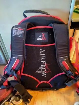 Mochila con patines en línea y ruedas de recambio