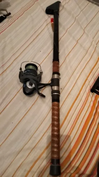 Caña (9) de pescar antigua con carrete