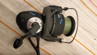 Caña (9) de pescar antigua con carrete