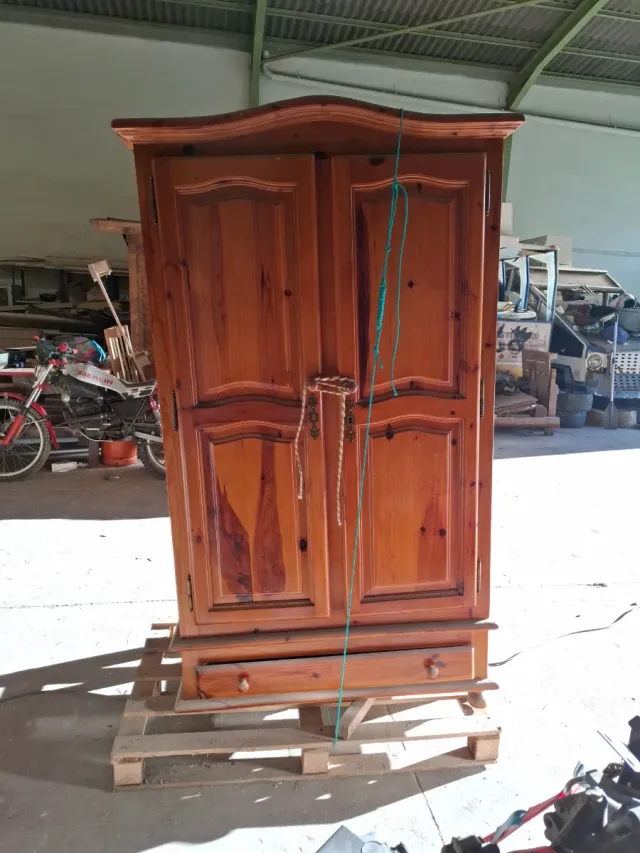 Armario de madera maciza de pino