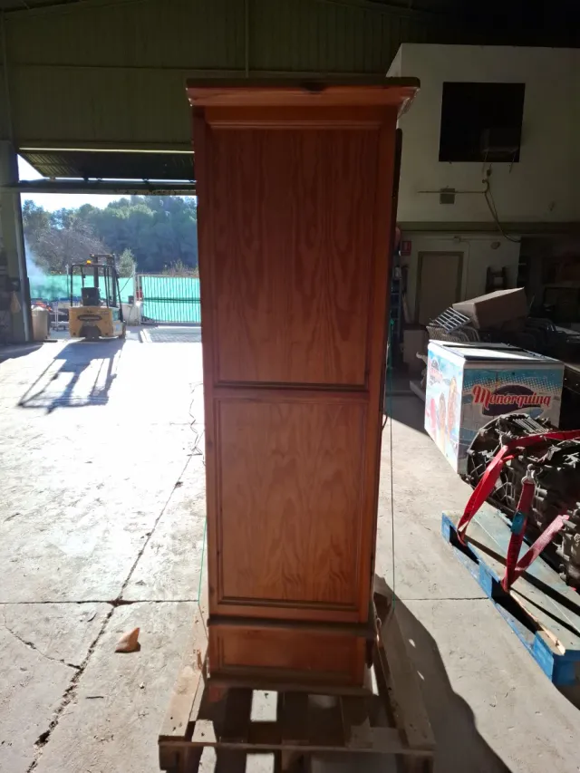 Armario de madera maciza de pino