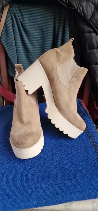 Botines de ante beige con plataforma