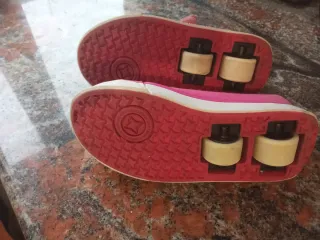 Zapatillas con ruedas rosas
