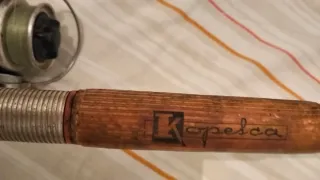 Caña (10) de pescar antigua con carrete