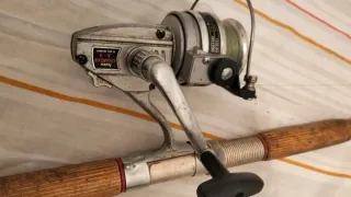 Caña (10) de pescar antigua con carrete