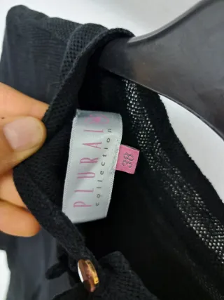 Vestido negro con bordado dorado