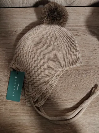 Gorro bebé Coconut pompón beige. CON ETIQUETA