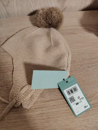 Gorro bebé Coconut pompón beige. CON ETIQUETA