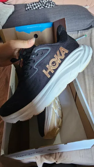 Zapatillas Hoka Negras y Doradas