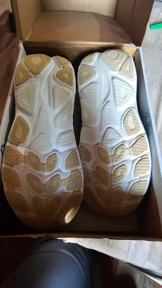 Zapatillas Hoka Negras y Doradas