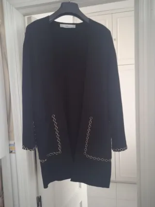 Cárdigan Zara negro con detalles metálicos