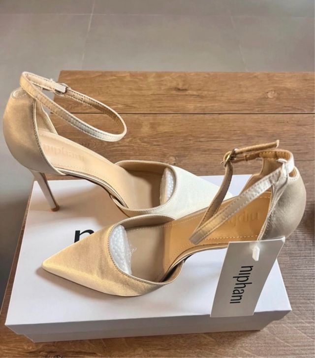 Zapatos de tacón Niphanı beige/dorados