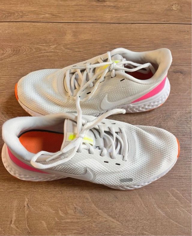 Zapatillas Nike Blancas y Rosas