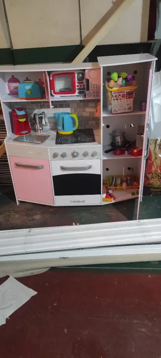 Cocinita de madera con accesorios