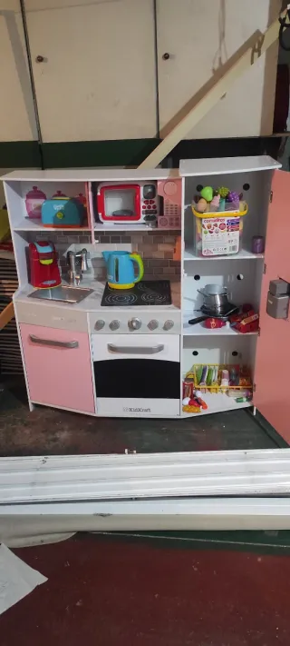 Cocinita de madera con accesorios
