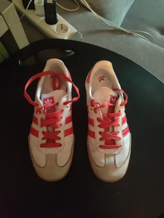 Adidas blancas líneas naranjas.  Talla 36