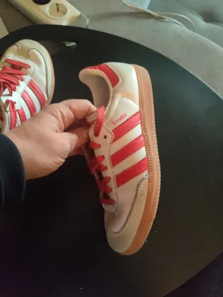 Adidas blancas líneas naranjas.  Talla 36