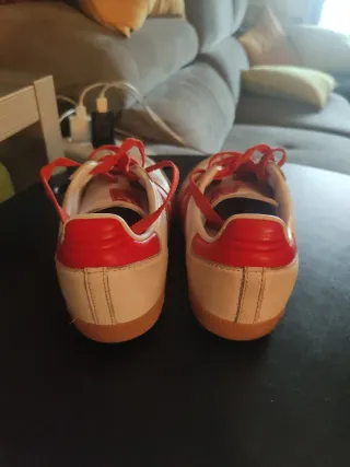 Adidas blancas líneas naranjas.  Talla 36