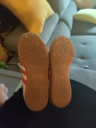 Adidas blancas líneas naranjas.  Talla 36