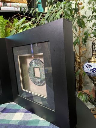 Cuadros con decoración antigua.