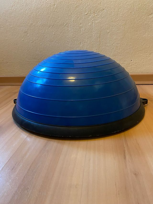BOSU de estabilidad azul. Con mancha manual.