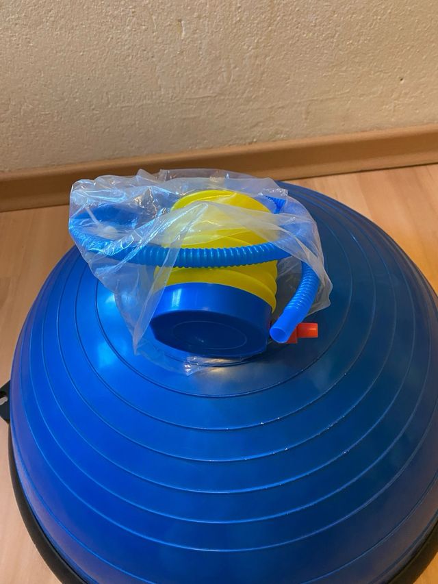 BOSU de estabilidad azul. Con mancha manual.