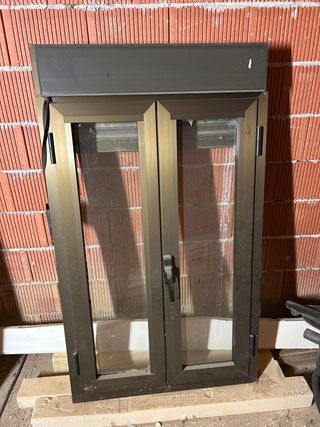 Ventana de aluminio con persiana