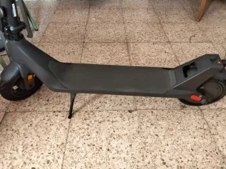 Patinete eléctrico gris