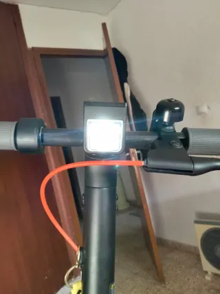 Patinete eléctrico gris