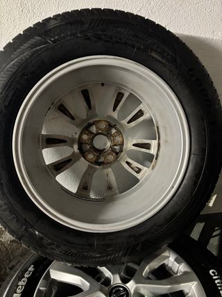 Llanta de aleación con neumático