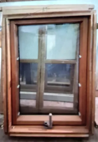 Ventana de madera con marco