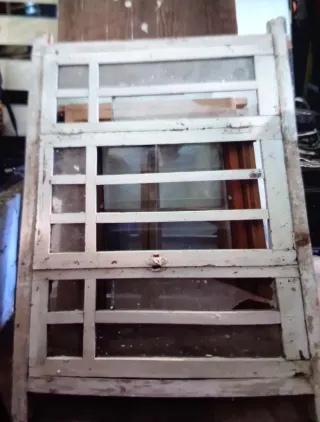 Ventana de madera con marco