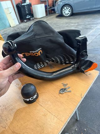 Gancho de remolque con funda y llaves