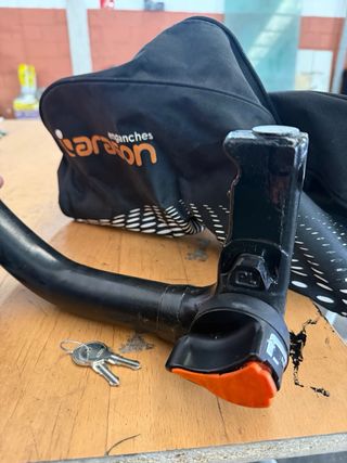 Gancho de remolque con funda y llaves